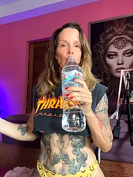 Snapshot of mommyselenafit_ chatting on September 27, 2025, 6:19 am mommyselenafit online show from September 27, 2025, 6:19 am