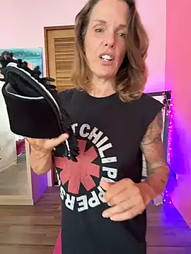 mommyselenafit  online show from April 10, 2026, 6:09 am