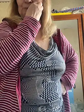 Snapshot of Irina2909@xh chatting on May 3, 2026, 12:42 pm Irina2909xh online show from May 3, 2026, 12:42 pm