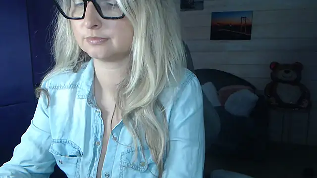 RubiLakros online show from April 13, 2026, 2:32 pm