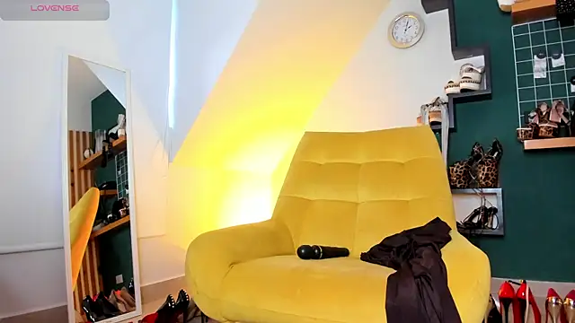 Ashley leon  online show from April 17, 2026, 2:42 pm