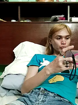 Snapshot of QueenSoreal chatting on May 27, 2026, 2:57 pm QueenSoreal online show from May 27, 2026, 2:57 pm