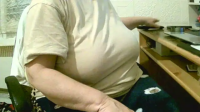 Snapshot of douceur63 chatting on April 13, 2026, 10:30 am douceur63 online show from April 13, 2026, 10:30 am