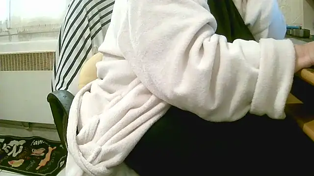 Snapshot of douceur63 chatting on April 4, 2026, 11:06 am douceur63 online show from April 4, 2026, 11:06 am