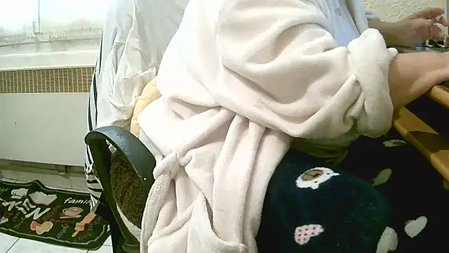 Snapshot of douceur63 chatting on April 9, 2026, 10:32 am douceur63 online show from April 9, 2026, 10:32 am