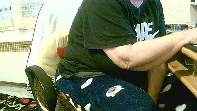 Snapshot of douceur63 chatting on April 14, 2026, 10:31 am douceur63 online show from April 14, 2026, 10:31 am