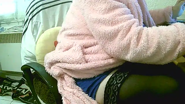 Snapshot of douceur63 chatting on April 2, 2026, 10:33 am douceur63 online show from April 2, 2026, 10:33 am