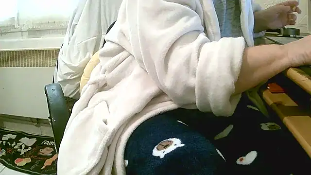 Snapshot of douceur63 chatting on April 7, 2026, 10:17 am douceur63 online show from April 7, 2026, 10:17 am