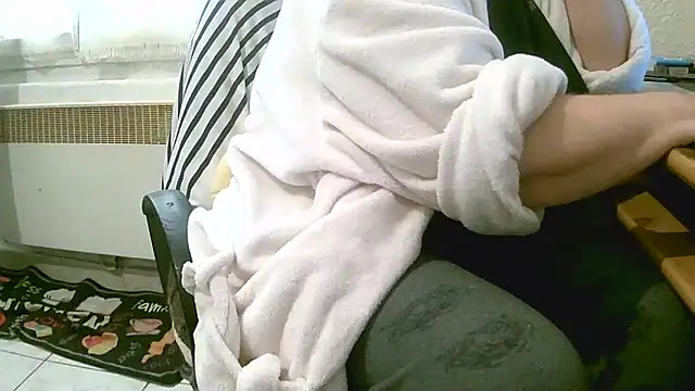 Snapshot of douceur63 chatting on April 5, 2026, 10:33 am douceur63 online show from April 5, 2026, 10:33 am