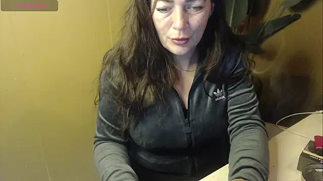 Snapshot of cloe85nl chatting on March 8, 2026, 11:35 am cloe85nl online show from March 8, 2026, 11:35 am