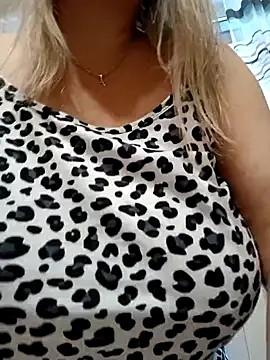 Snapshot of Liana_MilfHot chatting on January 13, 2025, 4:07 am Liana MilfHot online show from January 13, 2025, 4:07 am