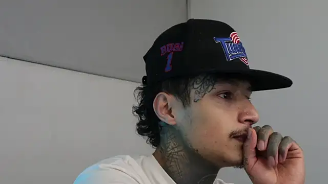 Snapshot of trieone chatting on February 11, 2025, 5:58 am trieone online show from February 11, 2025, 5:58 am