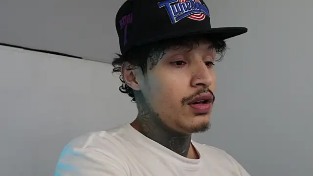 Snapshot of trieone chatting on February 13, 2025, 4:11 am trieone online show from February 13, 2025, 4:11 am