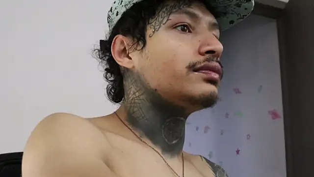 Snapshot of trieone chatting on November 2, 2025, 10:37 pm trieone online show from November 2, 2025, 10:37 pm