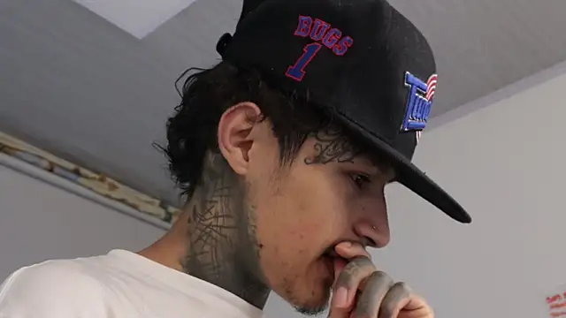 Snapshot of trieone chatting on February 13, 2025, 7:13 am trieone online show from February 13, 2025, 7:13 am