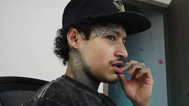 Snapshot of trieone chatting on October 13, 2025, 9:38 pm trieone online show from October 13, 2025, 9:38 pm