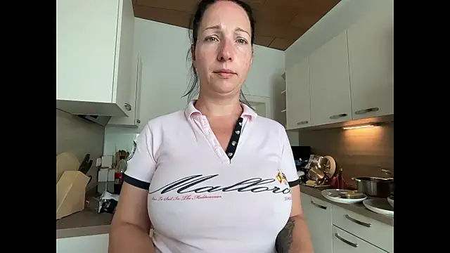 Snapshot of Viola_Beck chatting on June 26, 2026, 8:31 am Viola Beck online show from June 26, 2026, 8:31 am