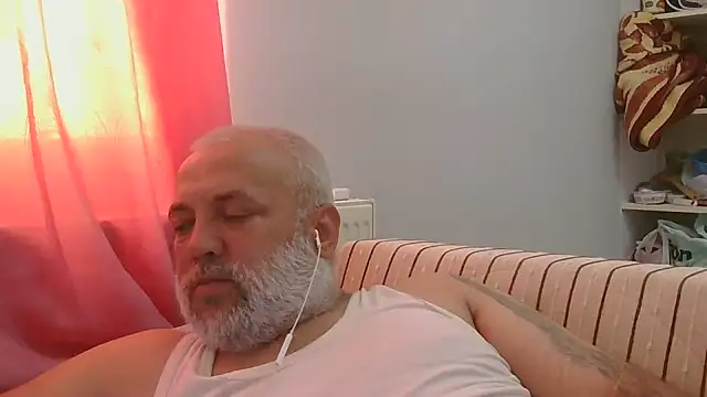 Snapshot of husoizmir chatting on July 7, 2026, 12:20 pm husoizmir online show from July 7, 2026, 12:20 pm
