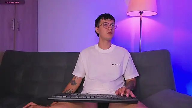 Snapshot of LeaneSeb chatting on March 7, 2026, 1:12 am LeaneSeb online show from March 7, 2026, 1:12 am