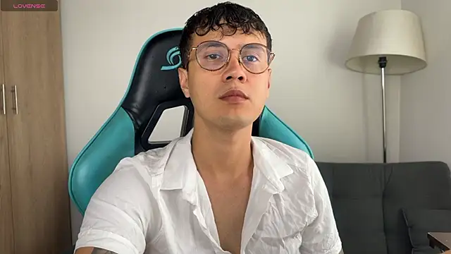 Snapshot of LeaneSeb chatting on March 9, 2026, 6:33 pm LeaneSeb online show from March 9, 2026, 6:33 pm