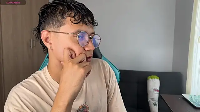 Snapshot of LeaneSeb chatting on April 5, 2026, 9:32 pm LeaneSeb online show from April 5, 2026, 9:32 pm