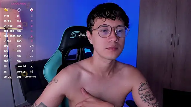 Snapshot of LeaneSeb chatting on February 3, 2026, 12:43 pm LeaneSeb online show from February 3, 2026, 12:43 pm