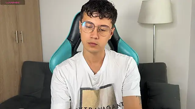 Snapshot of LeaneSeb chatting on March 8, 2026, 6:55 pm LeaneSeb online show from March 8, 2026, 6:55 pm