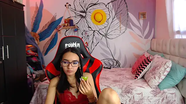 Snapshot of LinzyBaner chatting on January 13, 2025, 10:03 pm LinzyBaner online show from January 13, 2025, 10:03 pm