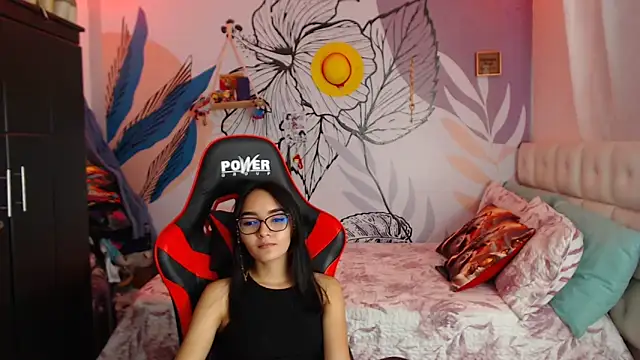 Snapshot of LinzyBaner chatting on January 8, 2025, 1:11 am LinzyBaner online show from January 8, 2025, 1:11 am