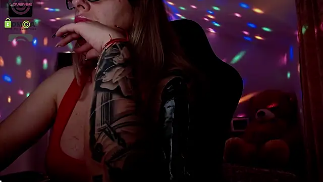 Snapshot of SonyaDevon chatting on March 18, 2025, 10:17 am SonyaDevon online show from March 18, 2025, 10:17 am