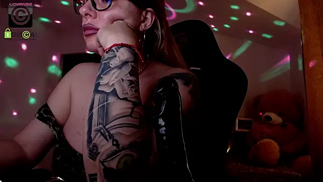 Snapshot of SonyaDevon chatting on February 20, 2025, 10:48 am SonyaDevon online show from February 20, 2025, 10:48 am