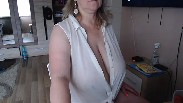 Snapshot of Elza01 chatting on June 14, 2026, 5:14 pm Elza01 online show from June 14, 2026, 5:14 pm