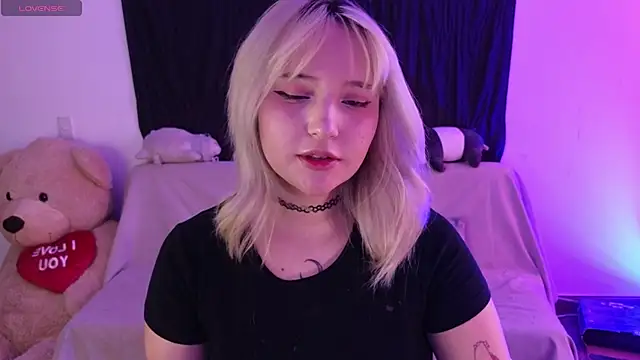 Snapshot of KuroChan420 chatting on February 28, 2025, 10:39 pm KuroChan420 online show from February 28, 2025, 10:39 pm