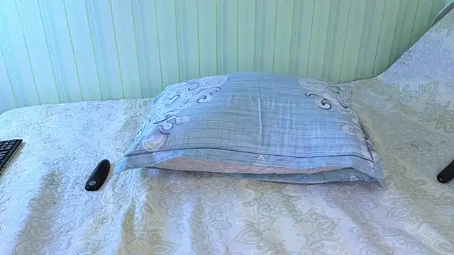  Lily  online show from February 4, 2025, 11:16 am