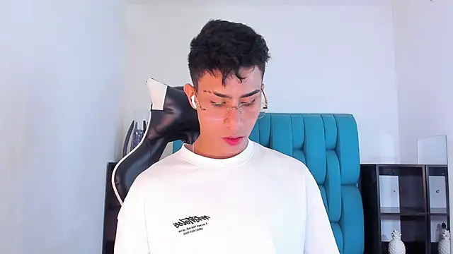 Snapshot of AlanNaughty chatting on February 18, 2025, 10:47 pm AlanNaughty online show from February 18, 2025, 10:47 pm