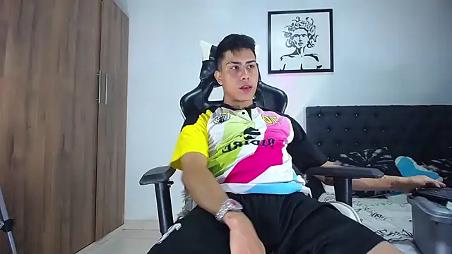 Snapshot of AlanNaughty chatting on October 7, 2025, 10:00 pm AlanNaughty online show from October 7, 2025, 10:00 pm