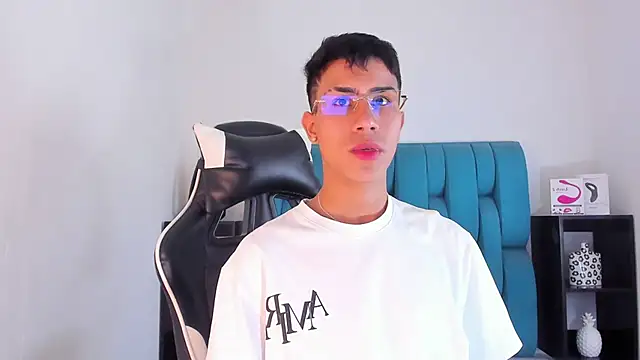 Snapshot of AlanNaughty chatting on January 23, 2025, 10:01 pm AlanNaughty online show from January 23, 2025, 10:01 pm