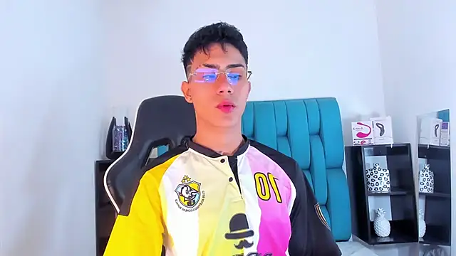 Snapshot of AlanNaughty chatting on January 29, 2025, 8:46 pm AlanNaughty online show from January 29, 2025, 8:46 pm