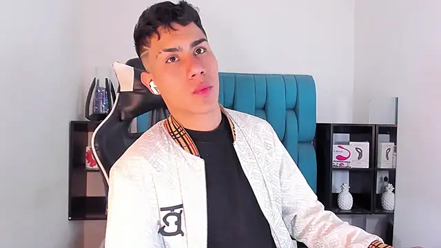 Snapshot of AlanNaughty chatting on February 20, 2025, 9:31 pm AlanNaughty online show from February 20, 2025, 9:31 pm