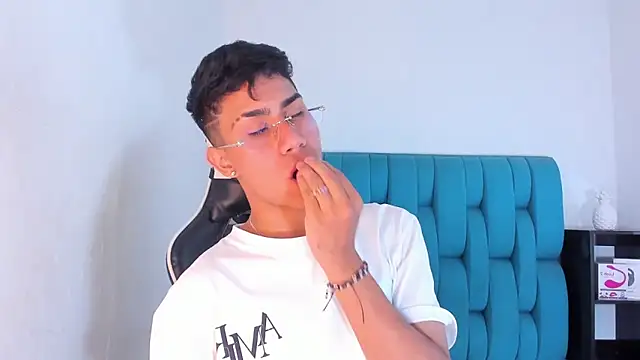 Snapshot of AlanNaughty chatting on February 27, 2025, 8:53 pm AlanNaughty online show from February 27, 2025, 8:53 pm