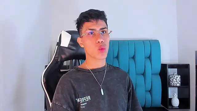 Snapshot of AlanNaughty chatting on January 24, 2025, 11:02 pm AlanNaughty online show from January 24, 2025, 11:02 pm