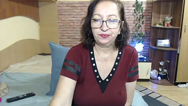 Snapshot of EvelyneFlirtyMilf chatting on January 6, 2026, 3:54 am EvelyneFlirtyMilf online show from January 6, 2026, 3:54 am