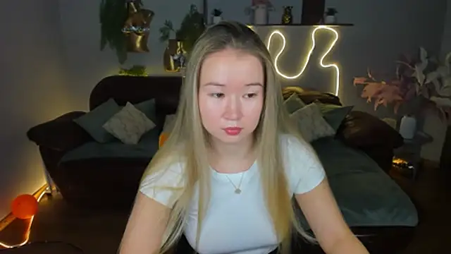 PollyOcean online show from November 17, 2025, 10:52 am