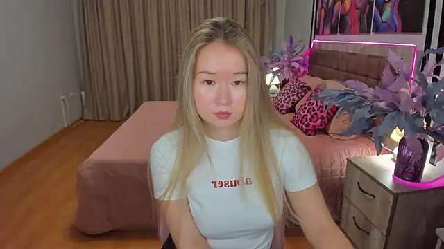 PollyOcean online show from November 7, 2025, 9:47 am