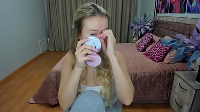 PollyOcean online show from November 1, 2025, 9:47 am