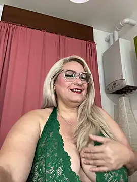 Snapshot of x_elena_x chatting on April 29, 2026, 8:18 am x elena x online show from April 29, 2026, 8:18 am