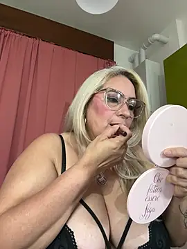 Snapshot of x_elena_x chatting on May 7, 2026, 8:28 am x elena x online show from May 7, 2026, 8:28 am