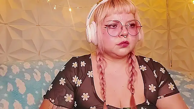 Snapshot of Satyn_doll chatting on May 17, 2026, 12:32 am Satyn doll online show from May 17, 2026, 12:32 am