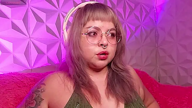 Snapshot of Satyn_doll chatting on November 11, 2025, 12:05 am Satyn doll online show from November 11, 2025, 12:05 am