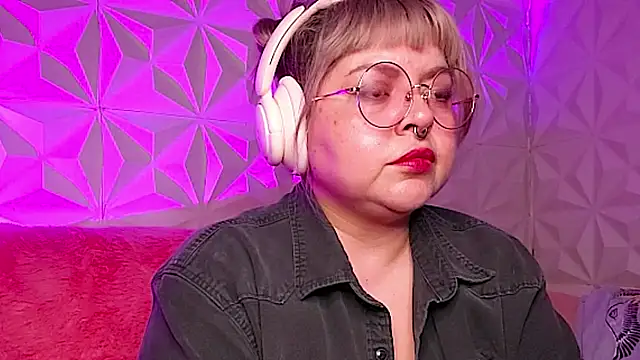 Snapshot of Satyn_doll chatting on November 19, 2025, 12:10 am Satyn doll online show from November 19, 2025, 12:10 am